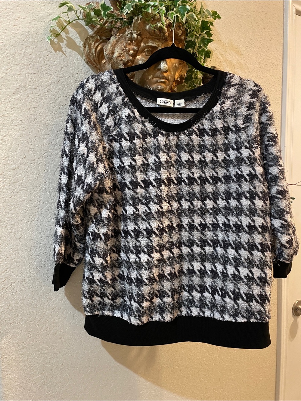 🌼 CATO’S fuzzy black & white houndstooth print sweater/3/4 sleeve w cuffs SZ:L